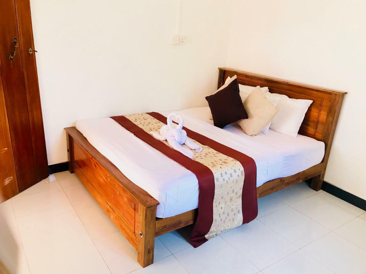 Hotel Trinco Relax Hut Trincomalee Exterior foto